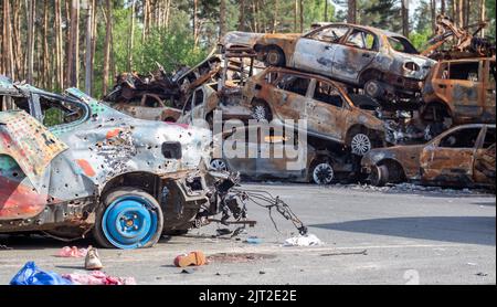 Erschossen, beschädigte Autos während des Krieges in der Ukraine. Das Zivilauto wurde beschädigt. Schrapnell und Einschusslöcher in der Karosserie. Das Auto ist voller Kugeln Stockfoto