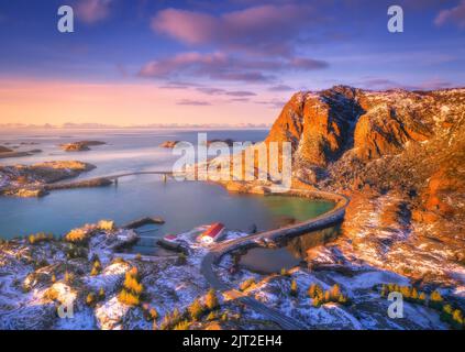 Luftaufnahme von schönen Bergen, Brücke, Inseln im Meer Stockfoto