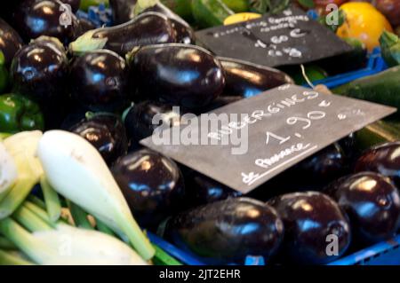 Auberginesl, Croix Rousse Market, Lyon, Rhone, Rhone-Alpes, Frankreich. Croix Rousse war das Zentrum der Seidenindustrie in Lyon. Dies ist der größte ma Stockfoto