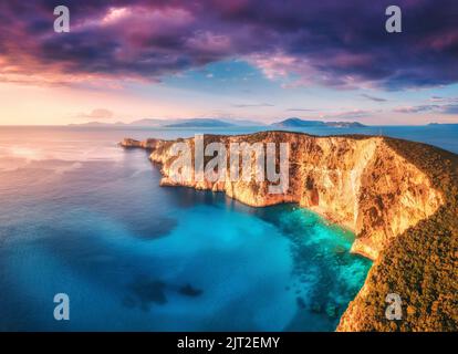 Luftaufnahme des schönen Berges, blaues Meer bei farbenfrohen Sonnenuntergang Stockfoto