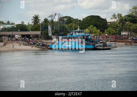 Fähre von Fischmarkt in dar-es-Salaam nach Kigamboni, dar-es-Salaam, Tansania, Afrika. Kigamboni ist ein Teil von dar-es-Salaam und die Fähre ist es gewohnt Stockfoto