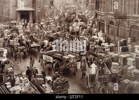 OLD LONDON - Ein sehr frühes Foto aus den 1930er Jahren von einer geschäftigen Szene auf Londons altem Fischmarkt in Billingsgate. Im Jahr 1982 wurde der Fischmarkt von dem hier gezeigten, der ein Gebiet mit Billingsgate-Treppen, Wharf und Darkhouse Lane umfasste, an seinen heutigen Standort verlegt Stockfoto