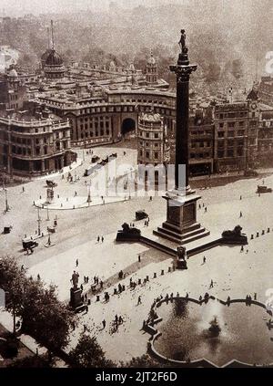OLD LONDON - Ein sehr frühes Foto des Trafalgar Square und der Nelson's Column, London, aufgenommen von der Spitze von St. Martin's in der Feldkirche mit Smog (Rauch und Nebel in der Atmosphäre), spärlicher Verkehr und wenigen Menschen in Evidenz. In der linken unteren Ecke kann man die Tauben füttern sehen Stockfoto