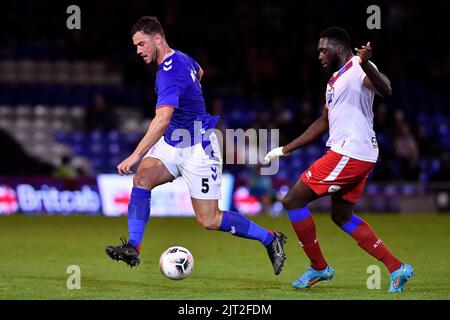 Harrison McGahey von Oldham Athletic während des Vanarama National League-Spiels zwischen Oldham Athletic und Aldershot Town im Boundary Park, Oldham am Freitag, 26.. August 2022. (Kredit: Eddie Garvey | MI News ) Kredit: MI Nachrichten & Sport /Alamy Live News Stockfoto