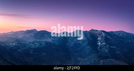 Bergkette bei Nacht im Sommer. Wunderschöne Landschaft Stockfoto