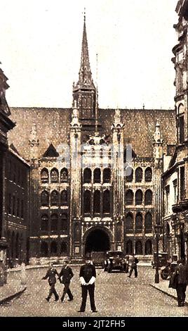 OLD LONDON - Ein Vintage-Foto mit einem englischen Bobby (Polizist), der vor der Guildhall im Verkehrsdienst arbeitet, die seit Hunderten von Jahren als Rathaus genutzt wird und das zeremonielle und administrative Zentrum der City of London ist. Sowohl das Gebäude als auch die große Halle tragen den Namen GUILDHALL. Die Überreste eines römischen Amphitheaters wurden hier im Jahr 1988 entdeckt. Stockfoto