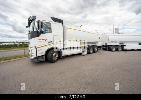 Halmstad, Schweden - Juli 10 2022: Weißer Gas-LKW-Anhänger an einer Circle K-Tankstelle geparkt. Stockfoto