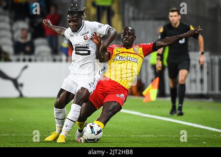 Lens, Frankreich, Frankreich. 27. August 2022. Jeremy DOKU von Rennes und Deiver MACHADO von Lens während des Ligue 1-Spiels zwischen RC Lens und Stade Rennais (Rennes) im Bollaert-Delelis-Stadion am 27. August 2022 in Lens, Frankreich. (Bild: © Matthieu Mirville/ZUMA Press Wire) Stockfoto