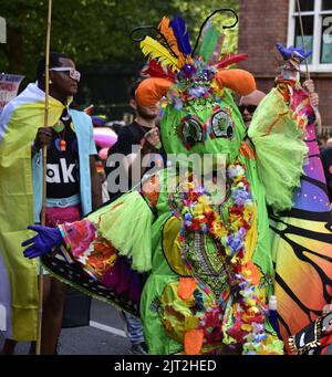 Manchester, Großbritannien. 27.. August 2022. Die Teilnehmer nehmen an der LGBTQ+ Pride Parade im Zentrum von Manchester, Großbritannien, Teil, da LGBTQ+ Pride vom 26.. Bis 29.. August am Wochenende der Bankfeiertage fortgesetzt wird. Die Organisatoren sagen: „Manchester Pride ist eine der führenden LGBTQ+-Wohltätigkeitsorganisationen Großbritanniens. Unsere Vision ist eine Welt, in der LGBTQ+-Menschen unbeschadet leben und lieben können. Wir sind Teil einer globalen Pride-Bewegung, die die Gleichberechtigung von LGBTQ+ feiert und Diskriminierung herausfordert.“ Quelle: Terry Waller/Alamy Live News Stockfoto