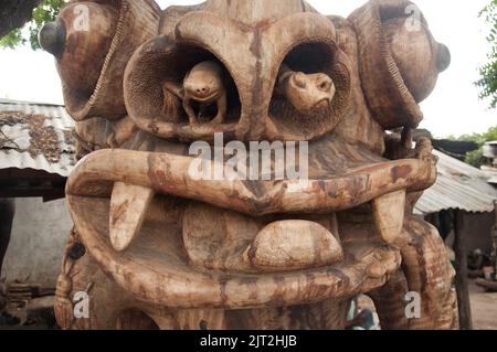 Baum des Lebens, Makonde Schnitzerei (Detail) auf dem Mwenge Souvenir Markt, Mwenge, dar-es-Salaam, Tansania, Afrika. Die Makonde sind ein Stamm, der am Bord lebt Stockfoto