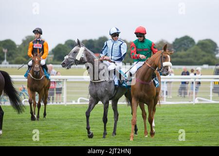 Jockey Jason Watson auf Shelir (links) und Paul Mulrennan auf dem Northern Express (rechts) bei York Races. Stockfoto