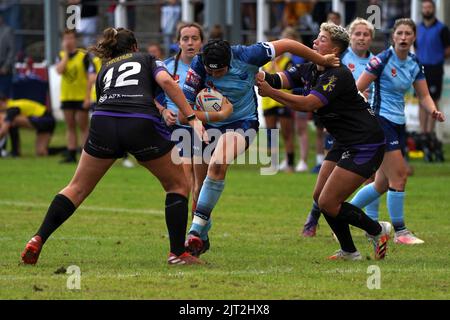Charlie Mundy von Cardiff Demons and Wales übergibt Susannah Neumann (Bronco). 27. August 2022. Pandy Park, Crosskeys Wales. Kredit:: Penallta Photographics/Alamy Live Stockfoto