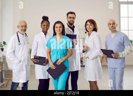 Ein vielfältiges Team glücklicher Ärzte und anderer medizinischer Mitarbeiter bei der Arbeit in der Klinik oder im Krankenhaus Stockfoto