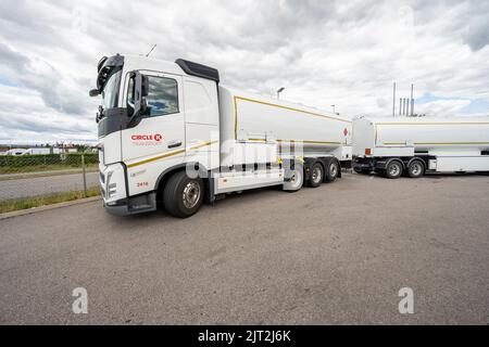 Halmstad, Schweden - Juli 10 2022: Weißer Gas-LKW-Anhänger an einer Circle K-Tankstelle geparkt. Stockfoto