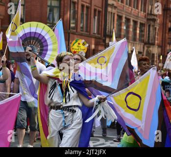 Manchester, Großbritannien. 27.. August 2022. Die Teilnehmer nehmen an der LGBTQ+ Pride Parade im Zentrum von Manchester, Großbritannien, Teil, da LGBTQ+ Pride vom 26.. Bis 29.. August am Wochenende der Bankfeiertage fortgesetzt wird. Die Organisatoren sagen: „Manchester Pride ist eine der führenden LGBTQ+-Wohltätigkeitsorganisationen Großbritanniens. Unsere Vision ist eine Welt, in der LGBTQ+-Menschen unbeschadet leben und lieben können. Wir sind Teil einer globalen Pride-Bewegung, die die Gleichberechtigung von LGBTQ+ feiert und Diskriminierung herausfordert.“ Quelle: Terry Waller/Alamy Live News Stockfoto