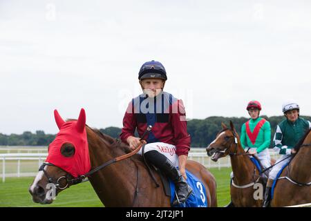 Jockey William James Lee auf La Petite Coco bei den York Races. Stockfoto