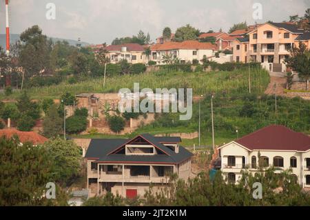 Vorort Kigali, Kigali, Ruanda. In den Vororten von Kigali, der Hauptstadt Ruandas, werden neue Häuser gebaut. Ruanda ist bekannt als das Land der tausend Hügel. Stockfoto