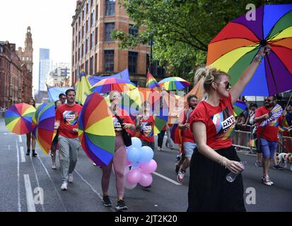 Manchester, Großbritannien. 27.. August 2022. Die Teilnehmer nehmen an der LGBTQ+ Pride Parade im Zentrum von Manchester, Großbritannien, Teil, da LGBTQ+ Pride vom 26.. Bis 29.. August am Wochenende der Bankfeiertage fortgesetzt wird. Die Organisatoren sagen: „Manchester Pride ist eine der führenden LGBTQ+-Wohltätigkeitsorganisationen Großbritanniens. Unsere Vision ist eine Welt, in der LGBTQ+-Menschen unbeschadet leben und lieben können. Wir sind Teil einer globalen Pride-Bewegung, die die Gleichberechtigung von LGBTQ+ feiert und Diskriminierung herausfordert.“ Quelle: Terry Waller/Alamy Live News Stockfoto