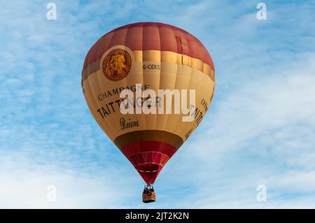 Strathaven, Schottland, Großbritannien. 27.. August 2022. Das Strathaven Balloon Festival, das einzige Ballonfestival in Schottland, begann 1999 und findet im preisgekrönten Strathaven Park statt.das Festival zieht Piloten und Besucher aus ganz Europa an, an dem über 30.000 Zuschauer über das Wochenende teilnehmen. Kredit: Skully/Alamy Live Nachrichten Stockfoto