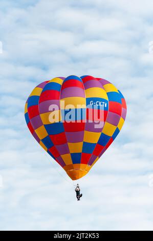 Strathaven, Schottland, Großbritannien. 27.. August 2022. Das Strathaven Balloon Festival, das einzige Ballonfestival in Schottland, begann 1999 und findet im preisgekrönten Strathaven Park statt.das Festival zieht Piloten und Besucher aus ganz Europa an, an dem über 30.000 Zuschauer über das Wochenende teilnehmen. Kredit: Skully/Alamy Live Nachrichten Stockfoto