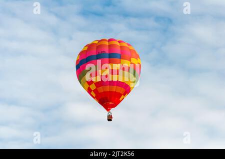 Strathaven, Schottland, Großbritannien. 27.. August 2022. Das Strathaven Balloon Festival, das einzige Ballonfestival in Schottland, begann 1999 und findet im preisgekrönten Strathaven Park statt.das Festival zieht Piloten und Besucher aus ganz Europa an, an dem über 30.000 Zuschauer über das Wochenende teilnehmen. Kredit: Skully/Alamy Live Nachrichten Stockfoto