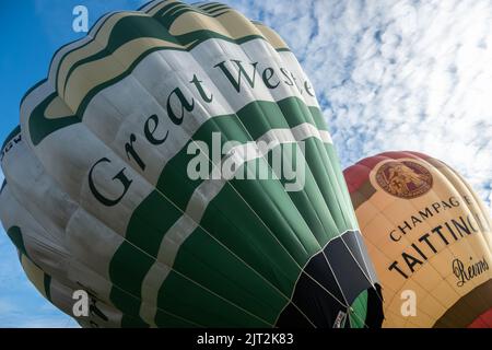 Strathaven, Schottland, Großbritannien. 27.. August 2022. Das Strathaven Balloon Festival, das einzige Ballonfestival in Schottland, begann 1999 und findet im preisgekrönten Strathaven Park statt.das Festival zieht Piloten und Besucher aus ganz Europa an, an dem über 30.000 Zuschauer über das Wochenende teilnehmen. Kredit: Skully/Alamy Live Nachrichten Stockfoto