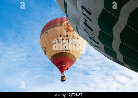 Strathaven, Schottland, Großbritannien. 27.. August 2022. Das Strathaven Balloon Festival, das einzige Ballonfestival in Schottland, begann 1999 und findet im preisgekrönten Strathaven Park statt.das Festival zieht Piloten und Besucher aus ganz Europa an, an dem über 30.000 Zuschauer über das Wochenende teilnehmen. Kredit: Skully/Alamy Live Nachrichten Stockfoto