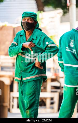 Brasilianischer Hausangestellter für die Stadt Belo Horizonte sitzt auf der Rückseite eines Lkws voller Blätter. Stockfoto