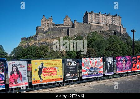 Fransenplakate auf Geländern in der Castle Terrace mit Edinburgh Castle im Hintergrund. Stockfoto