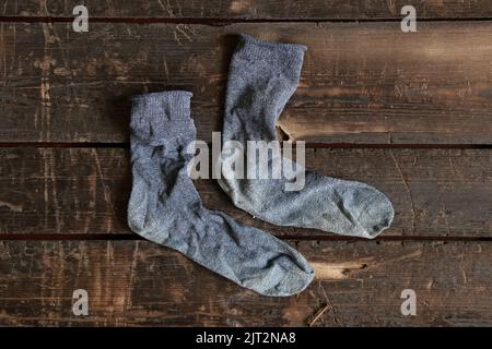 Frauen alte Socken liegen auf einem Holzboden Nahaufnahme, Mode Stockfoto