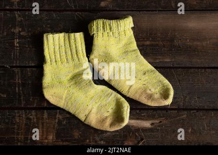 Frauen alte Socken liegen auf einem Holzboden Nahaufnahme, Mode Stockfoto