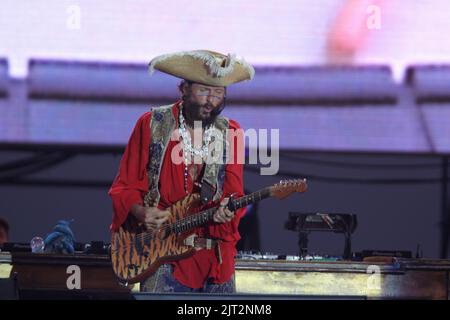 Castelvolturno, Italien. 26. August 2022. Lorenzo Cherubini alias Jovanotti singt am Strand während seiner Jova Beach Party in Castelvolturno, süditalienischer Provinz Caserta. (Foto: Salvatore Esposito/Pacific Press/Sipa USA) Quelle: SIPA USA/Alamy Live News Stockfoto