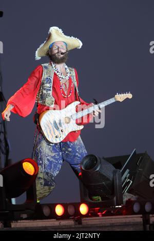 Castelvolturno, Italien. 26. August 2022. Lorenzo Cherubini alias Jovanotti singt am Strand während seiner Jova Beach Party in Castelvolturno, süditalienischer Provinz Caserta. (Foto: Salvatore Esposito/Pacific Press/Sipa USA) Quelle: SIPA USA/Alamy Live News Stockfoto