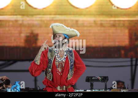 Castelvolturno, Italien. 26. August 2022. Lorenzo Cherubini alias Jovanotti singt am Strand während seiner Jova Beach Party in Castelvolturno, süditalienischer Provinz Caserta. (Foto: Salvatore Esposito/Pacific Press/Sipa USA) Quelle: SIPA USA/Alamy Live News Stockfoto