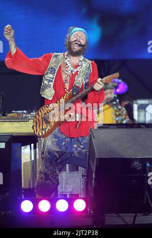 Castelvolturno, Italien. 26. August 2022. Lorenzo Cherubini alias Jovanotti singt am Strand während seiner Jova Beach Party in Castelvolturno, süditalienischer Provinz Caserta. (Foto: Salvatore Esposito/Pacific Press/Sipa USA) Quelle: SIPA USA/Alamy Live News Stockfoto