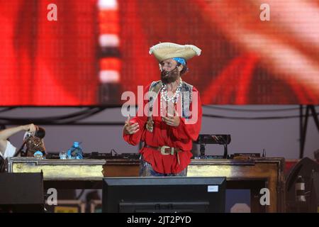 Castelvolturno, Italien. 26. August 2022. Lorenzo Cherubini alias Jovanotti singt am Strand während seiner Jova Beach Party in Castelvolturno, süditalienischer Provinz Caserta. (Foto: Salvatore Esposito/Pacific Press/Sipa USA) Quelle: SIPA USA/Alamy Live News Stockfoto