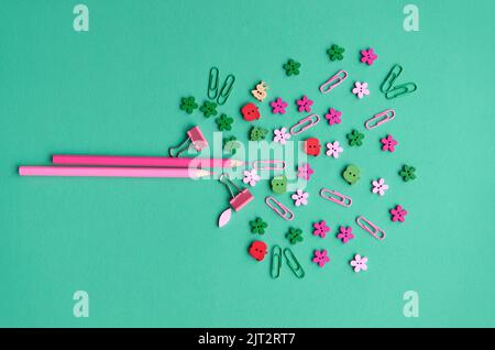 Konzeptioneller Baum aus rosa Bleistiften und Schulbedarf, flaches Lay. Stockfoto