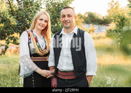 Ehemann und Ehefrau in serbischer traditioneller Kleidung. Stockfoto