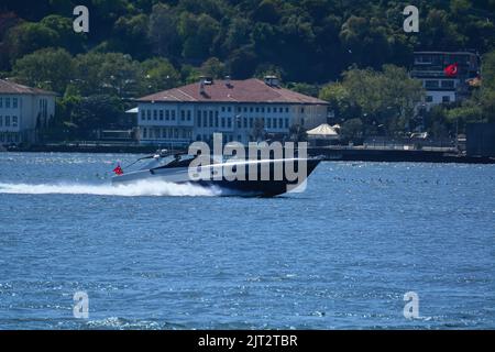 Das Schnellboot rast durch den Bosporus in Istanbul. Stockfoto