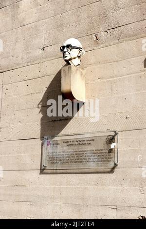 Harzbüste von Ove arup von diana brandenburger Dunelm House Grade II gelisteten brutalistischen Studenten der Betonuniversität in durham County, großbritannien Stockfoto