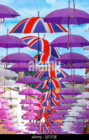 Hängende Union Jack Regenschirme Sonnenschirme Kunstinstallation in der Abenddämmerung helle High Street in Durham Co Durham UK Stockfoto