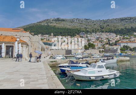 Dubrovnik Altstadt Hafenatmosphäre mit lokalen kleinen Booten vertäut Stockfoto