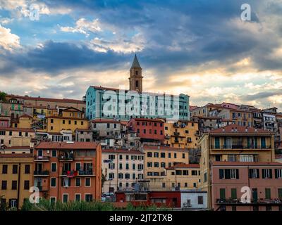 Skyline der Altstadt von Ventimiglia eine Stadt in Ligurien Stockfoto