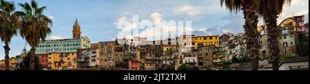 Skyline der Altstadt von Ventimiglia eine Stadt in Ligurien Stockfoto