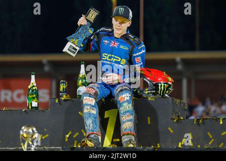 Breslau, Polen. August 27. 2022. Betard FIM Speedway GP von Polen im Olympiastadion. Im Bild: Sieger Dan Bewley (GBR) auf dem Podium © Piotr Zajac/Alamy Live News Stockfoto