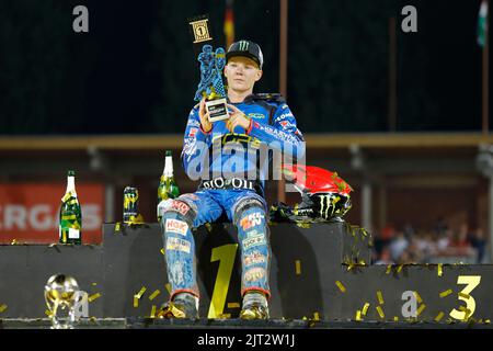 Breslau, Polen. August 27. 2022. Betard FIM Speedway GP von Polen im Olympiastadion. Im Bild: Sieger Dan Bewley (GBR) auf dem Podium © Piotr Zajac/Alamy Live News Stockfoto