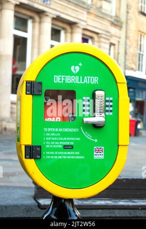 Notfall-Defibrillator für die erste-Hilfe-Behandlung von Herzstillstand oder Herzinfarkt Durham. Grafschaft Durham, Großbritannien Stockfoto