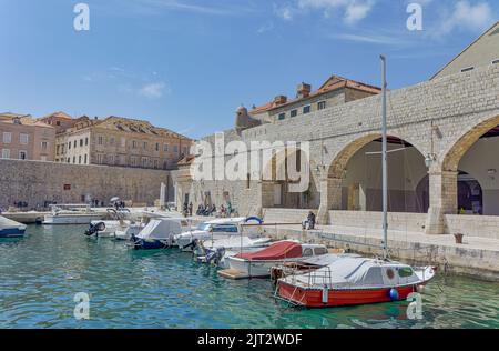 Dubrovnik Altstadt Hafenatmosphäre mit lokalen kleinen Booten vertäut Stockfoto