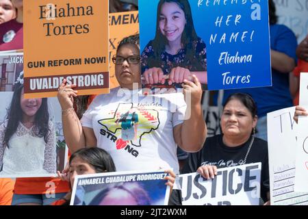 Austin, TX, USA. 27. August 2022. Familien von den Schüssen vom 24. Mai in Uvalde, Texas, und Unterstützer versammeln sich im Texas Capitol und fordern Gouverneur Greg Abbott auf, Maßnahmen gegen Waffengewalt zu ergreifen, die die texanischen Schulen erschüttert hat. Auch andere Opfer der Schießereien von Santa Fe, TX und Marjorie Stoneman Douglas nahmen Teil. (Bild: © Bob Daemmrich/ZUMA Press Wire) Stockfoto