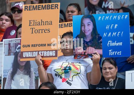 Austin, TX, USA. 27. August 2022. Familien von den Schüssen vom 24. Mai in Uvalde, Texas, und Unterstützer versammeln sich im Texas Capitol und fordern Gouverneur Greg Abbott auf, Maßnahmen gegen Waffengewalt zu ergreifen, die die texanischen Schulen erschüttert hat. Auch andere Opfer der Schießereien von Santa Fe, TX und Marjorie Stoneman Douglas nahmen Teil. (Bild: © Bob Daemmrich/ZUMA Press Wire) Stockfoto